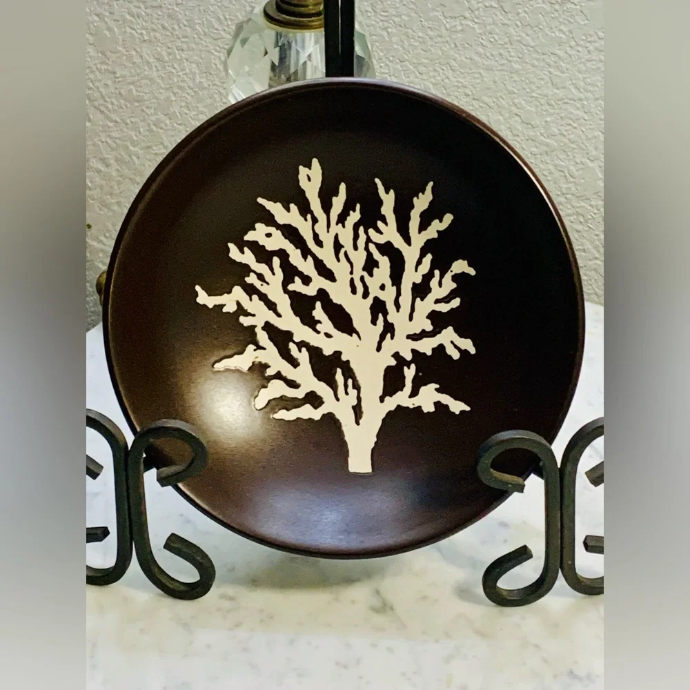 Z GALLERIE CORAL LEAF SOUP BROWN WITH CREAM 7.25 IN NEW ROUND